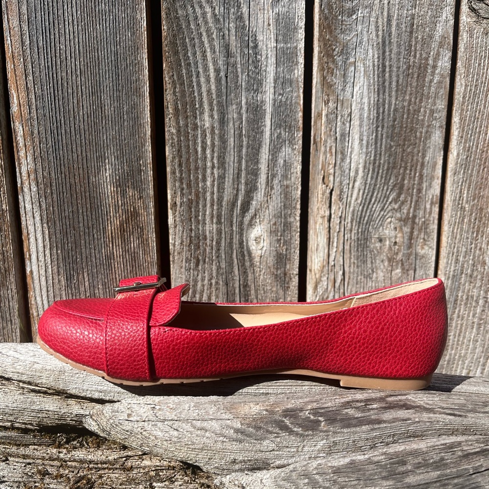 Kenneth Cole Reaction red gold flash buckle flat loafer size 7.5